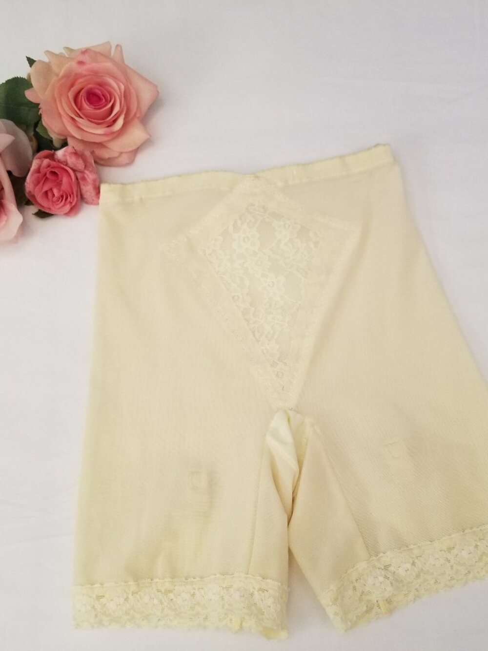 Vintage Sweet Nothings Maidenform Pastel Yellow Lace Shapewear Girdle Shorts NEW